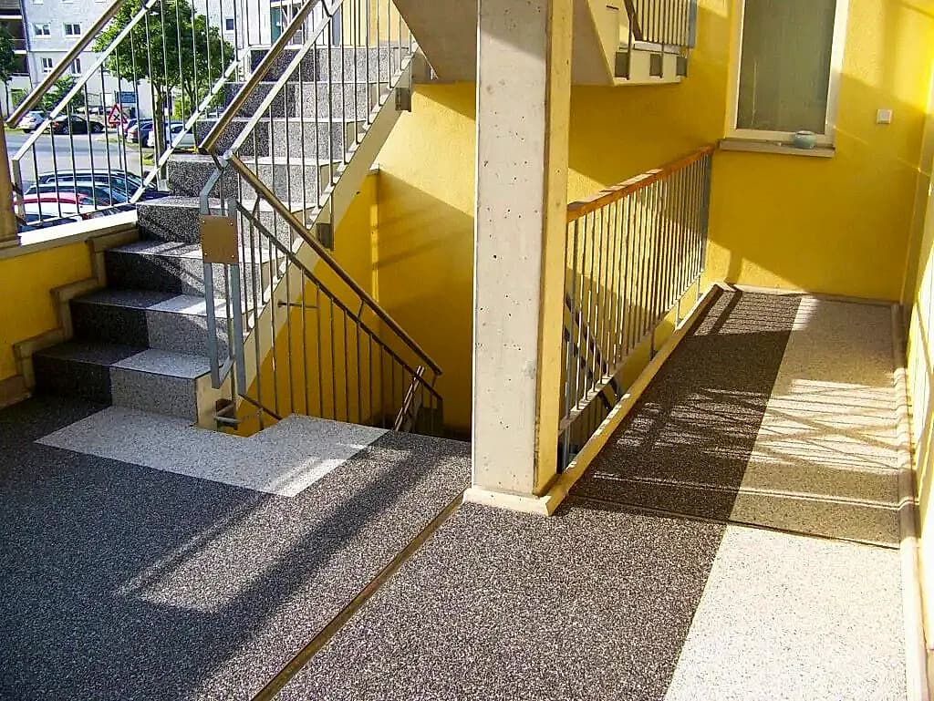 Marbre concassé, Escalier