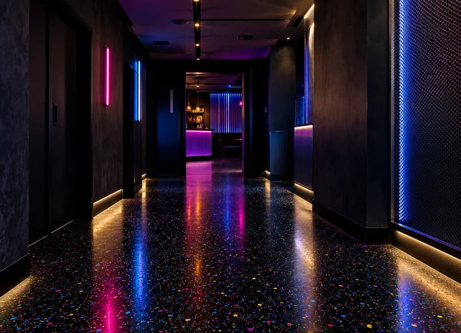 Club mit Epoxidharzboden