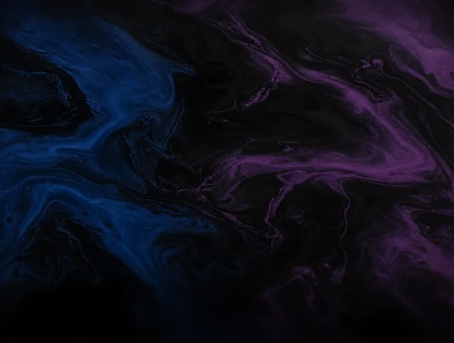 Epoxidharzboden mit Metallic-Effekt in Schwarz, Blau und Lila