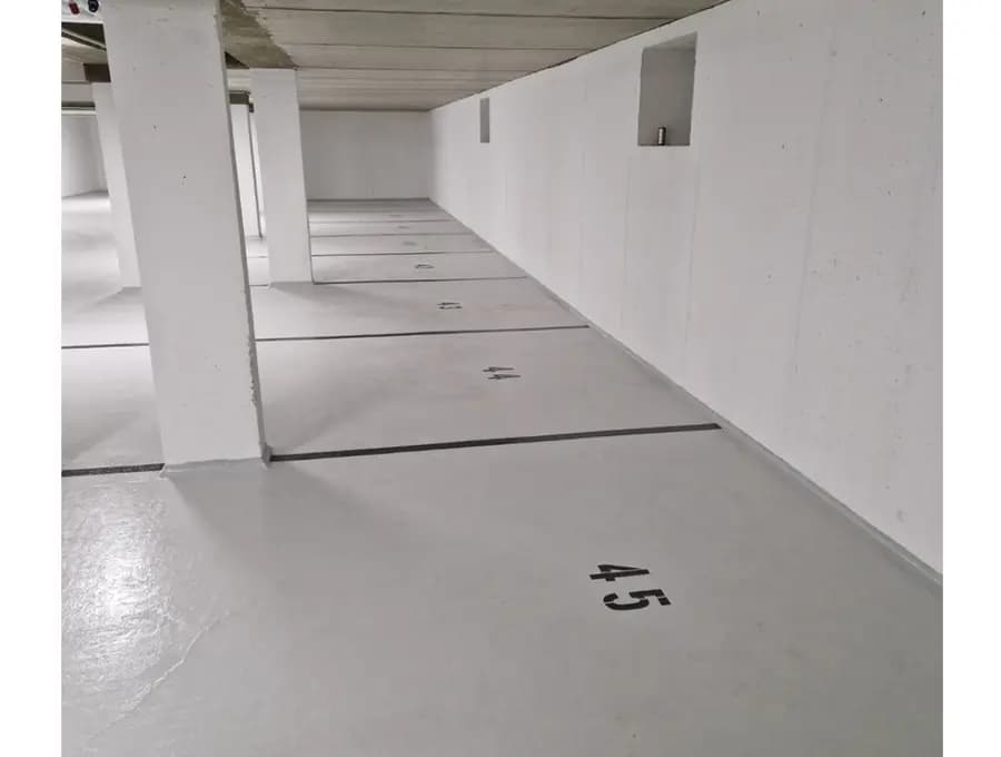 Parkhausbeschichtung, Fahrspur mit Markierung
